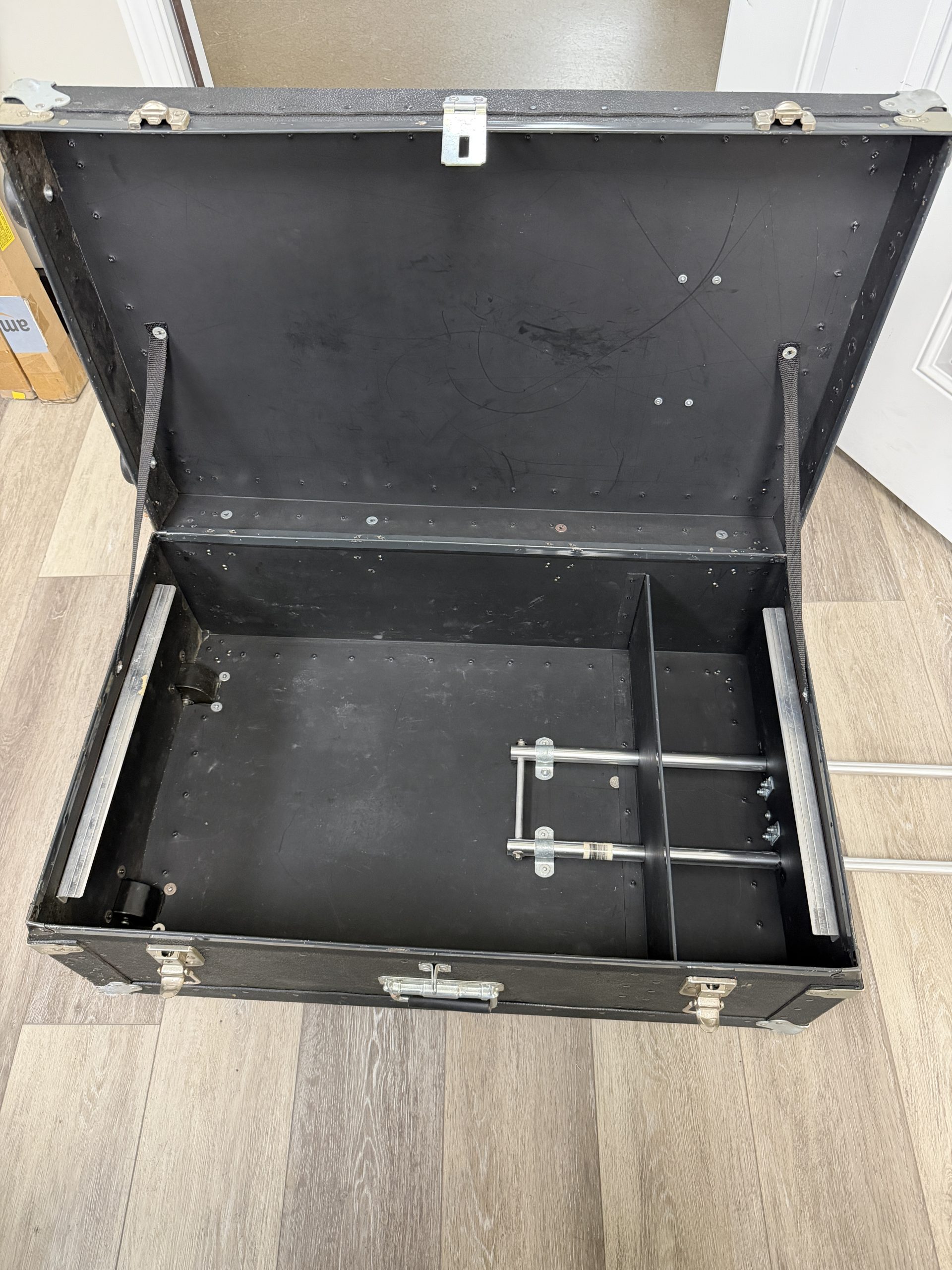 Vintage Custom Roadie Flight Case Luggage Trunk w/ Telescoping Handle & Wheels – Engraved Tag “C. McCARDELL” - Image 4