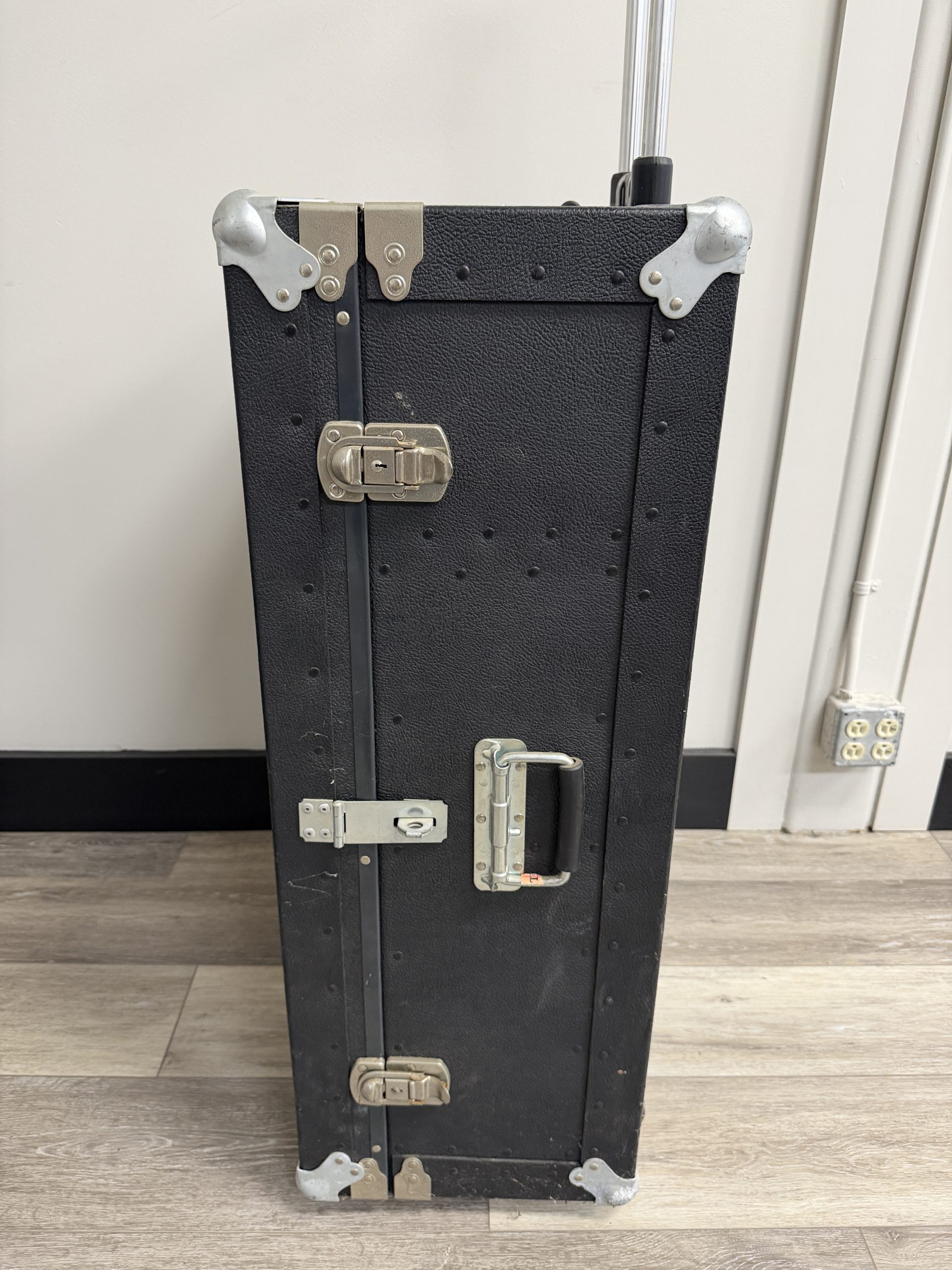 Vintage Custom Roadie Flight Case Luggage Trunk w/ Telescoping Handle & Wheels – Engraved Tag “C. McCARDELL” - Image 3