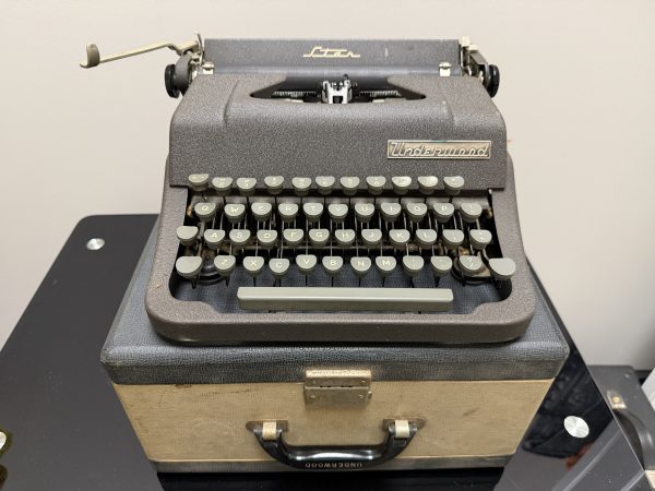 Vintage Underwood Star Portable Manual Typewriter with Original Hard Case
