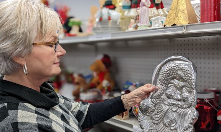 Ornaments & Gifts at Wilson County Thrift Store